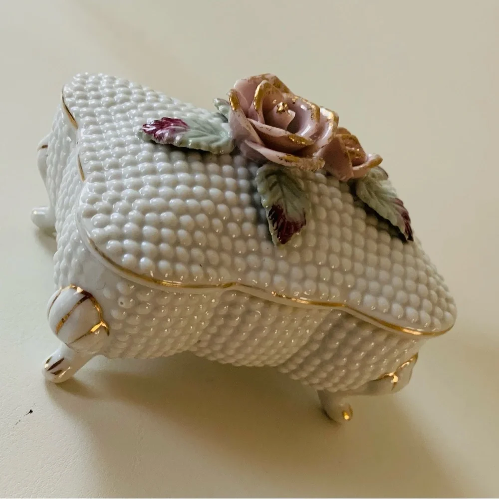 Porcelain trinket box
